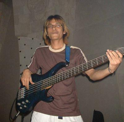denny_on_bassist.jpg